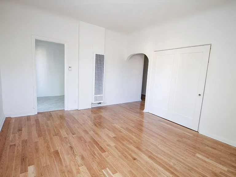 367 N Orange Grove Ave — Photo 2