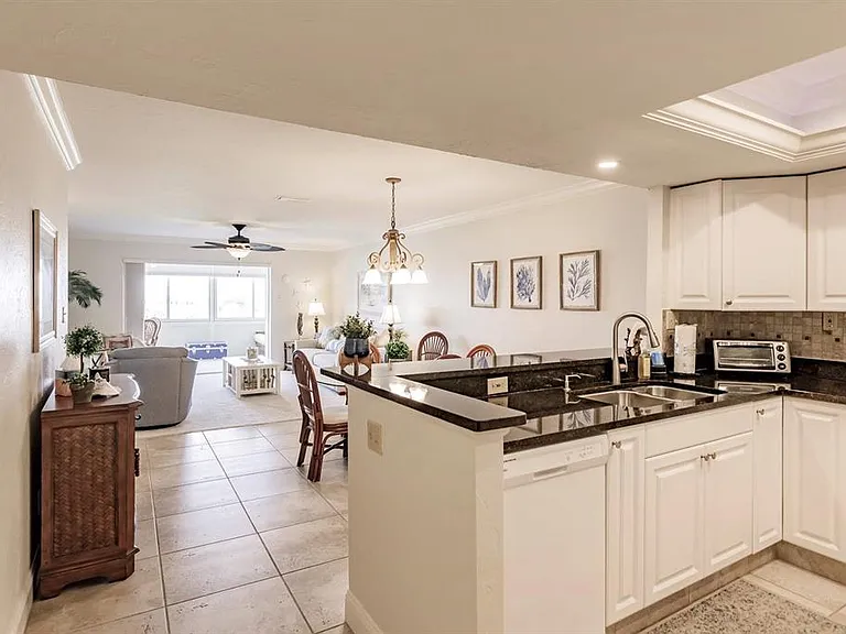 1125 W Peppertree Dr #605 — Photo 4