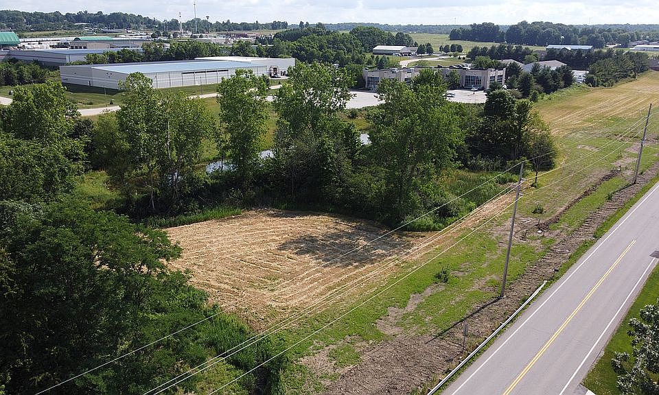 1st image of 231 W Greenwich Rd