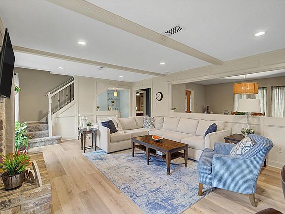 4th image of 2211 Laurel Hill Dr