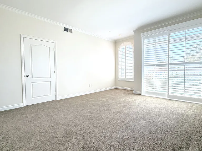 956 S Wilton Pl #401 — Photo 8