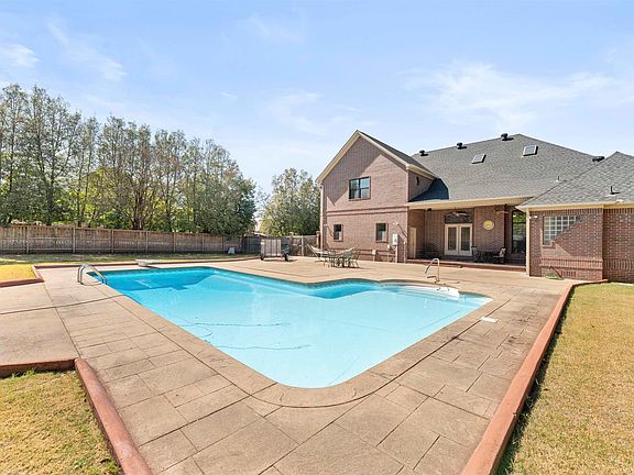 2nd image of 370 Wellesley Dr