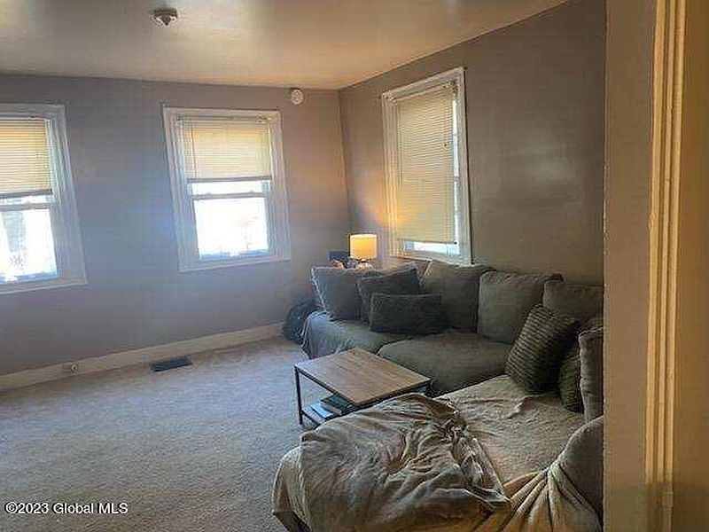 4th image of 1437 1st Avenue