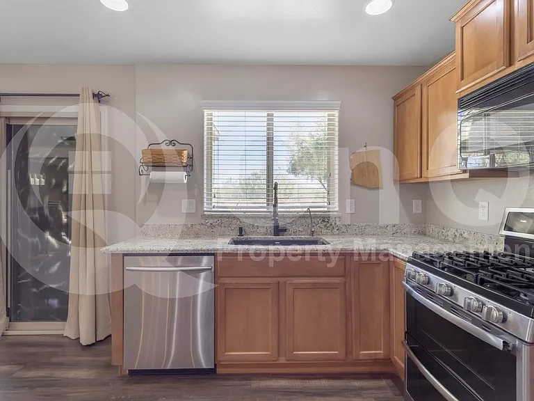 2561 N Hawthorn Dr — Photo 15