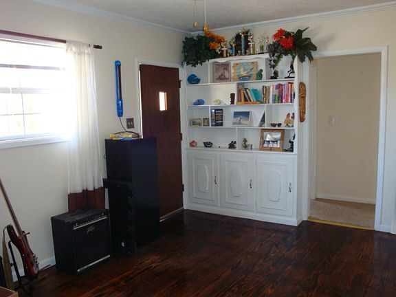 4th image of 406 Willow Dr