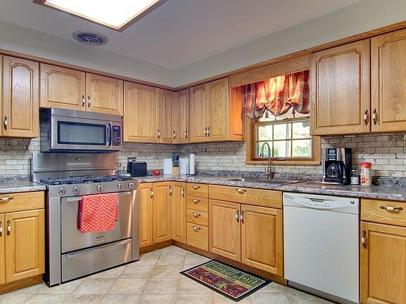 5th image of 420 Oak Manor Dr