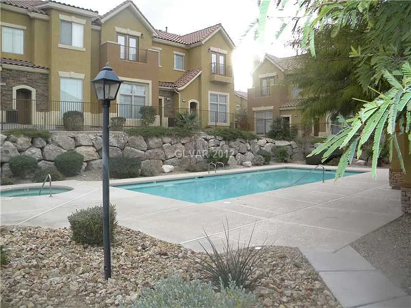 Spacious 2br/2.5ba Townhome In Gated Robindale Villas! — Photo 2