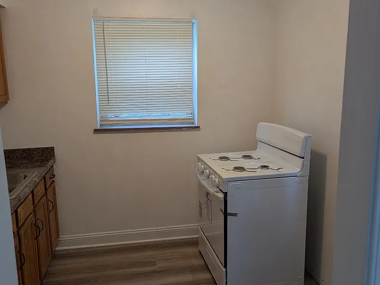 40 Glen Este Pl #1 — Photo 2