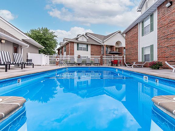 Hawthorn Suites Apartments Pool