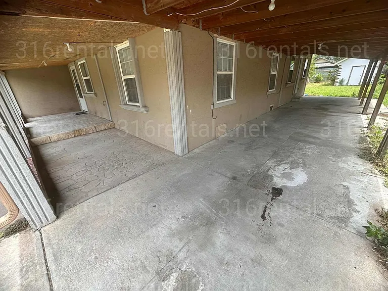 3352 N Park Pl — Photo 2