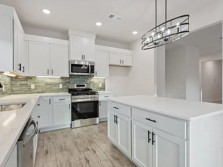97 N Adler Ave — Photo 6