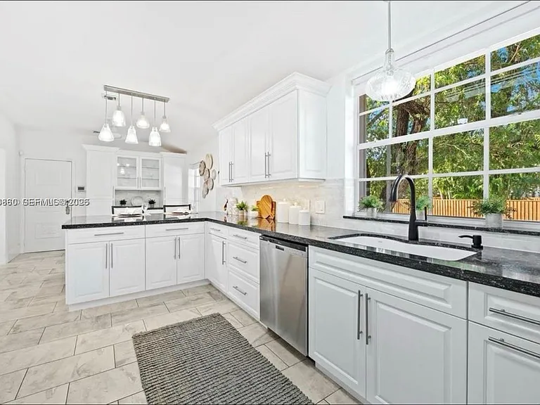 1056 Harrison St — Photo 9