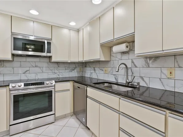 5600 Munhall Rd APT 203, Pittsburgh, PA 15217