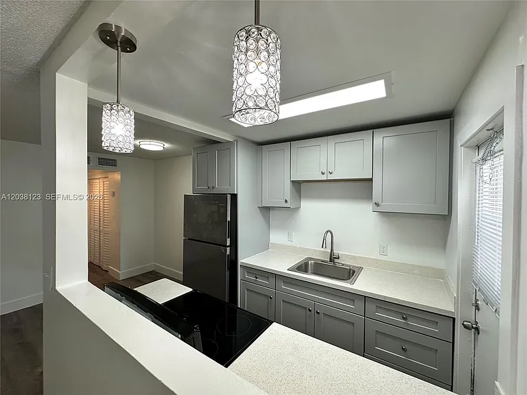 2325 Arthur St #6 — Photo 3