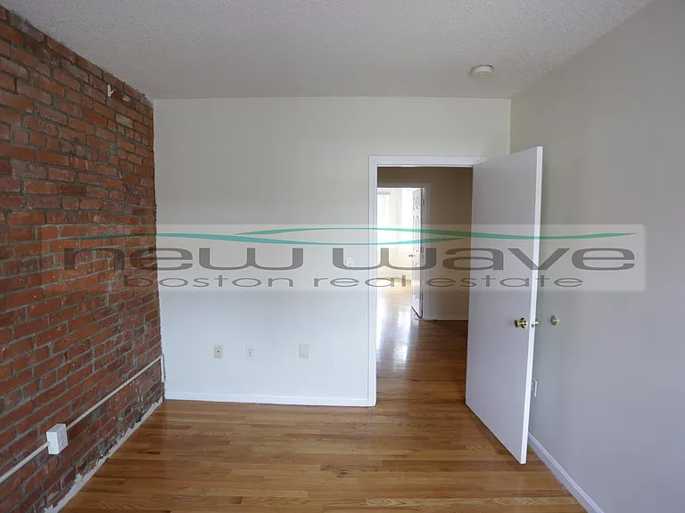 58 Queensberry St #16 — Photo 8