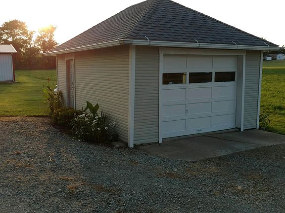 Detached garage 