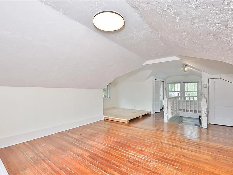 340 Moffett Ct N — Photo 9