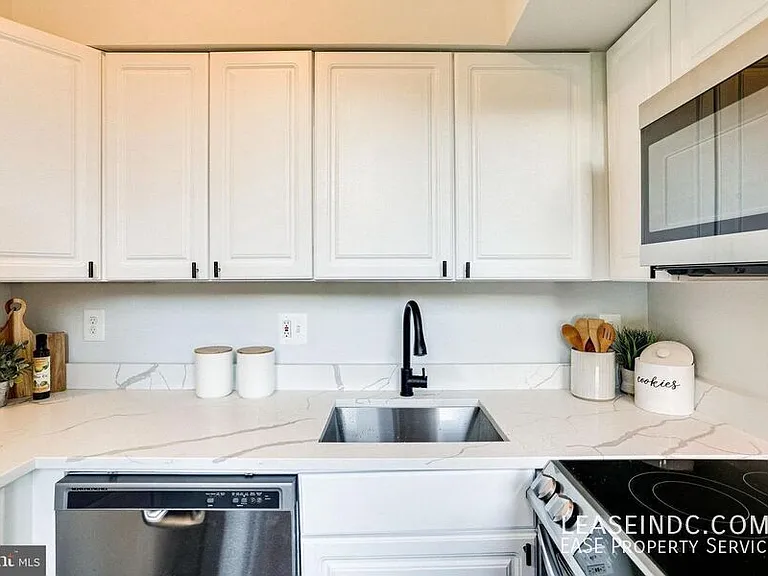 1938 Biltmore St NW #B — Photo 16