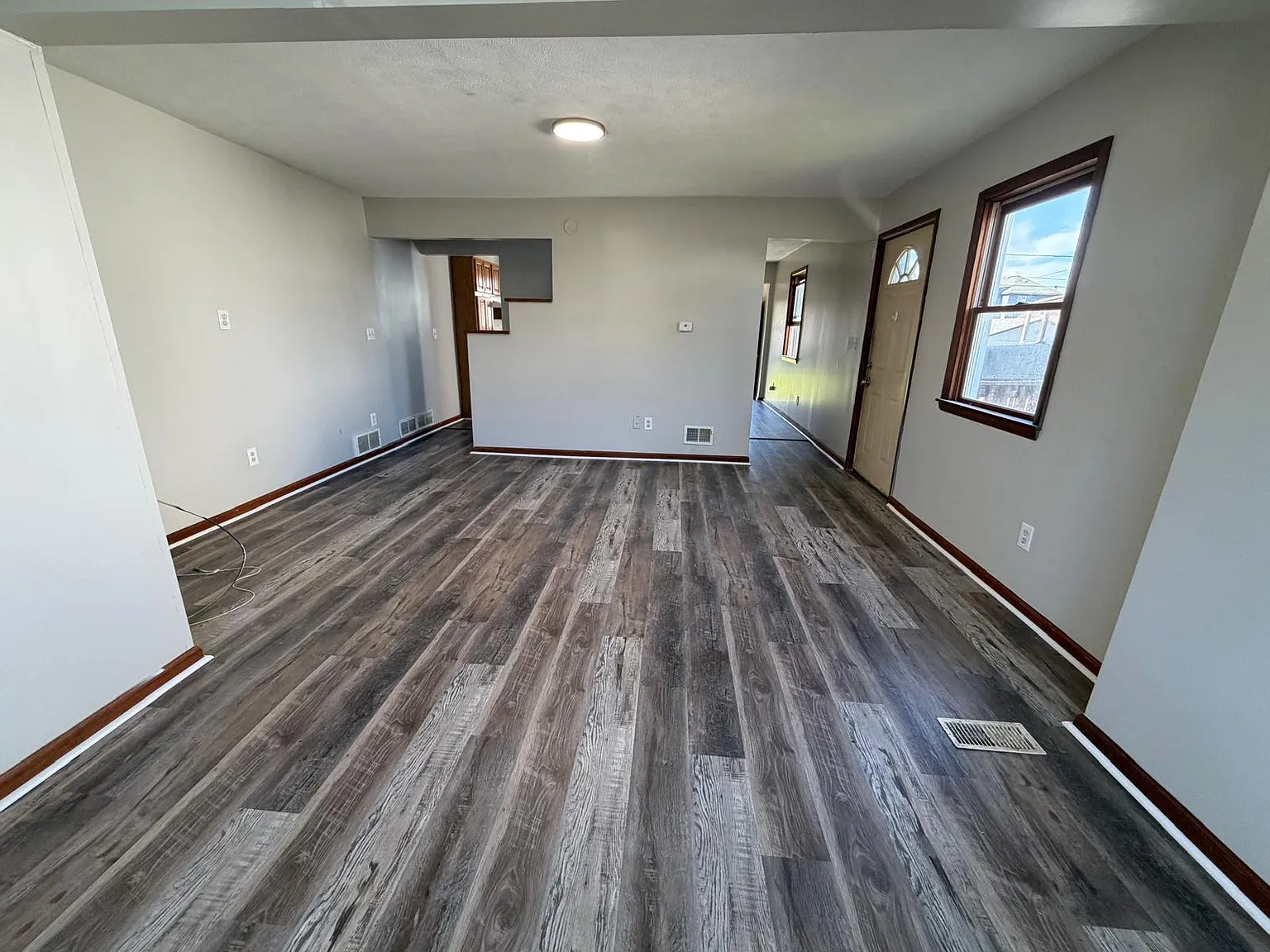 561 Farnsworth — Photo 4