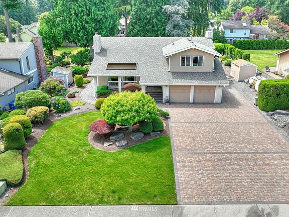 New paver driveway with tons of guest parking and a boat/RV space.>