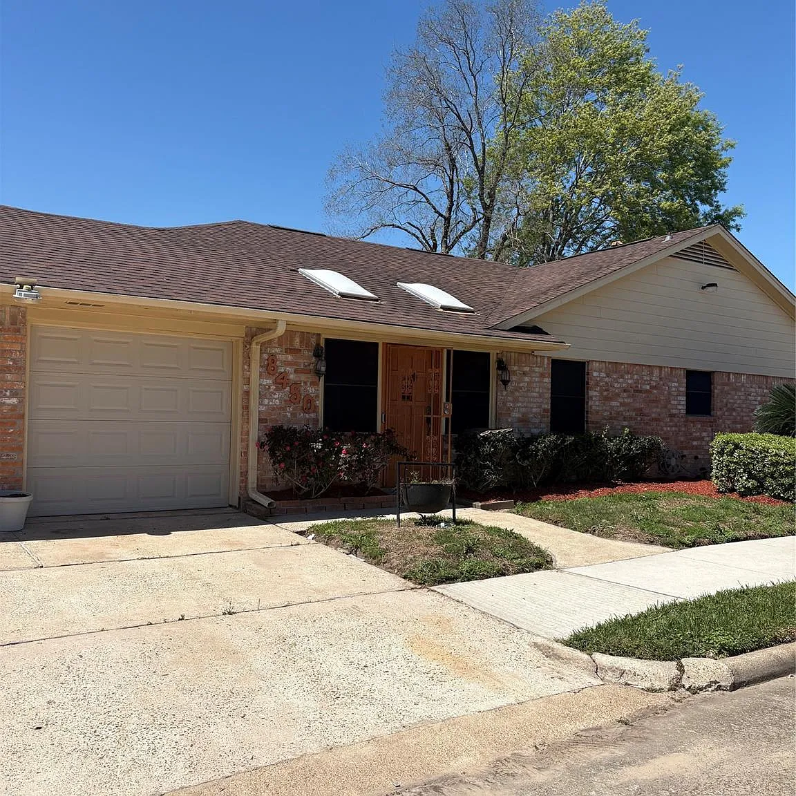 3 bed, 2.0 bath, 2288 sqft, $1,900 — Photo 2