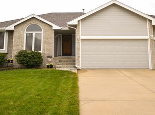 106 S Fall Creek Rd, Papillion, NE 68133