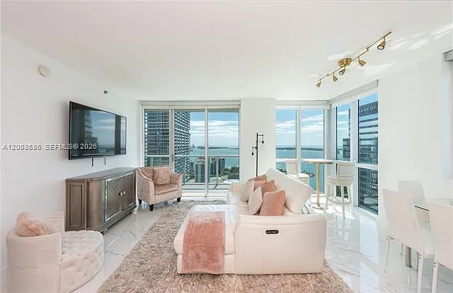 500 Brickell Ave — Photo 16
