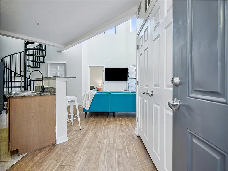 2502 Leon St #501 — Photo 2
