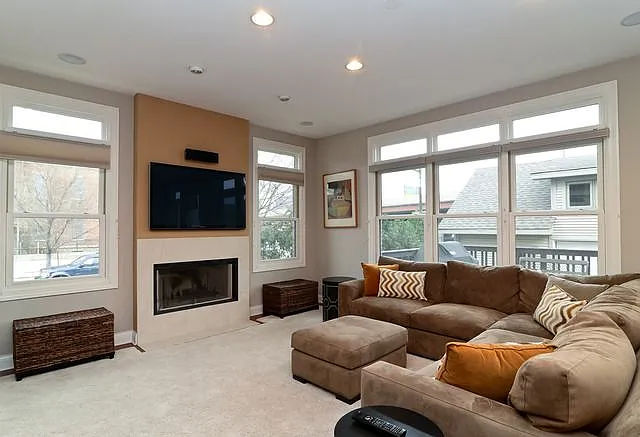 5 bed, 3.5 bath, 4299 sqft, $6,395 — Photo 3