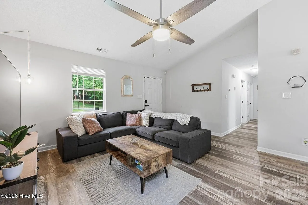 3 bed, 2.0 bath, $1,250 — Photo 2
