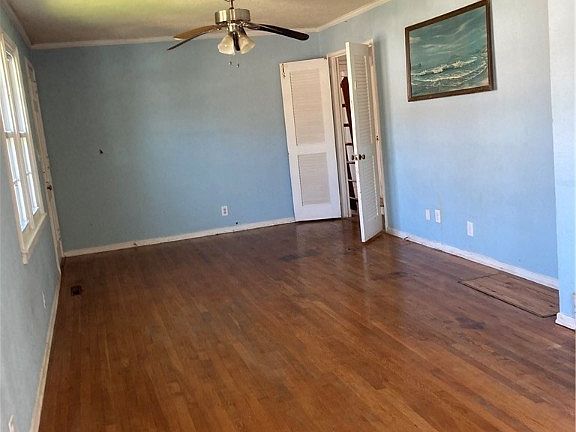 3rd image of 1110 Village Dr