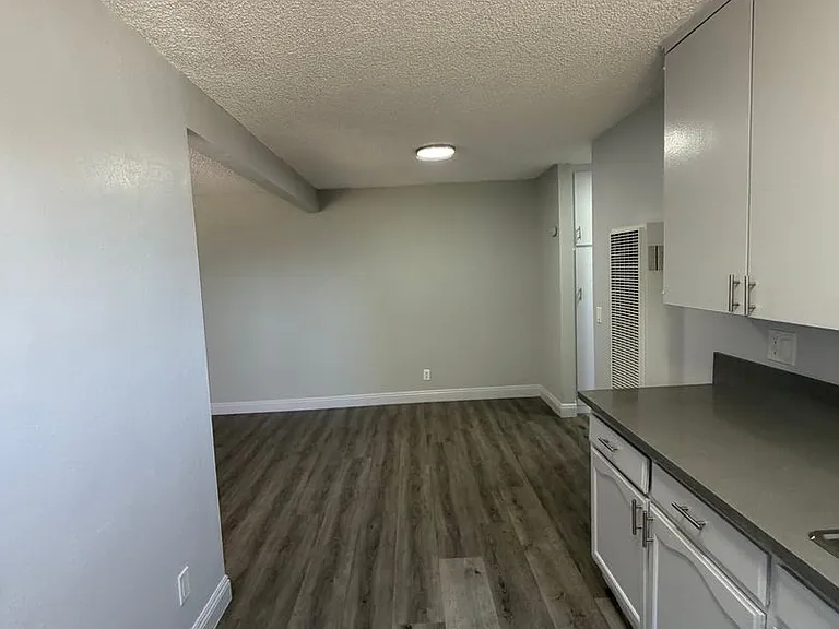 926 W 84th St — Photo 13