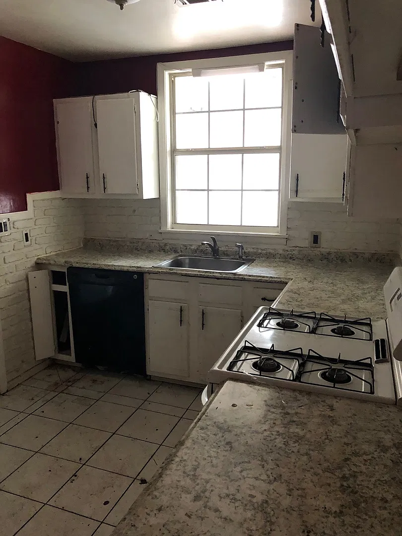 Nice three bedroom with hardwood floors, and Two car garage — Photo 4