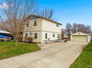 37886 Sunnybrook St, Harrison Township, MI 48045