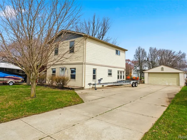 37886 Sunnybrook St, Harrison Township, MI 48045