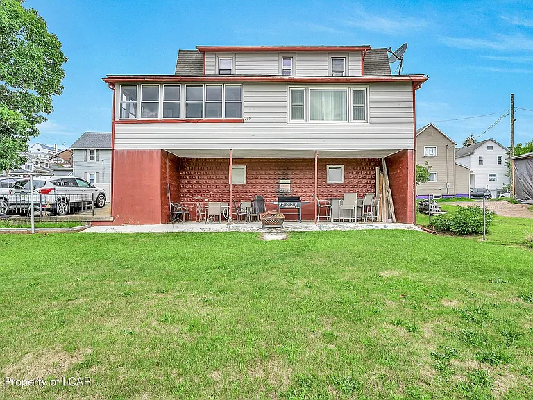 260 E Grove St — Photo 1