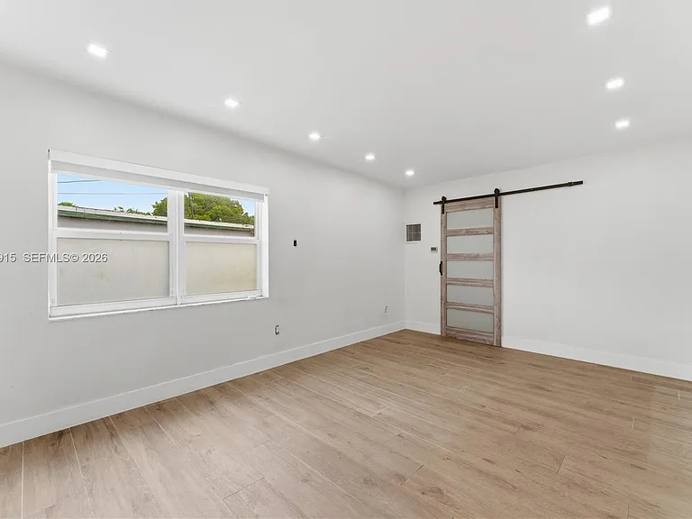 121 SW 71st Ave — Photo 28