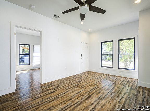 5th image of 215 Nelson Ave