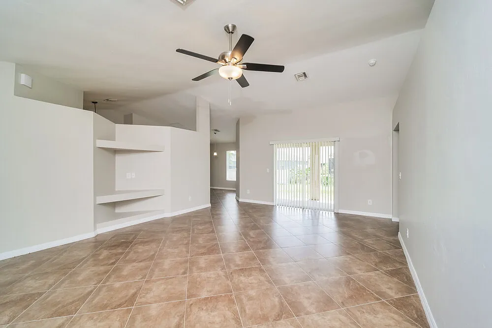 3 bed, 2.0 bath, 1415 sqft, $1,650 — Photo 4