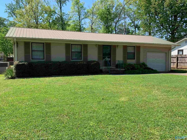 304 Sharon St, Scottsboro, AL 35768