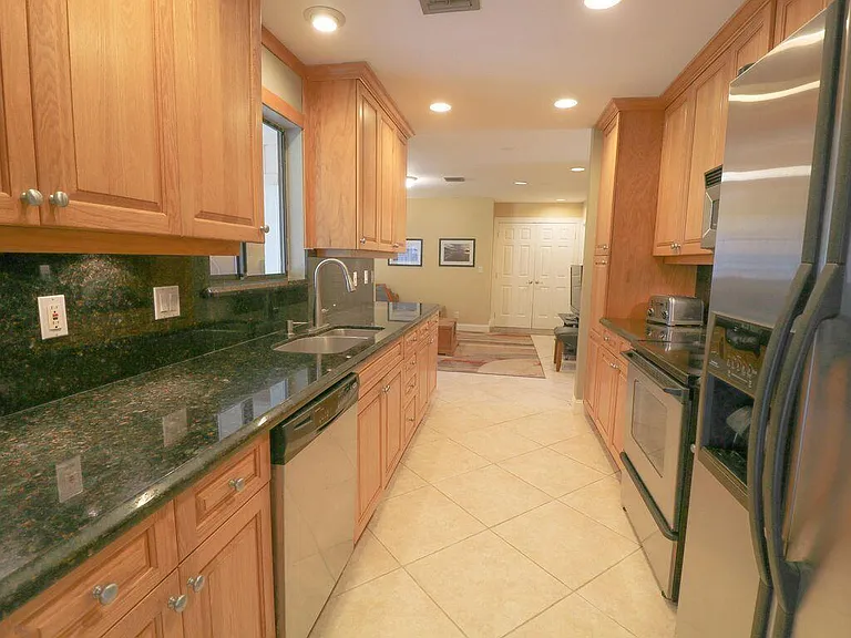 73 Pine Hill Trl W — Photo 8