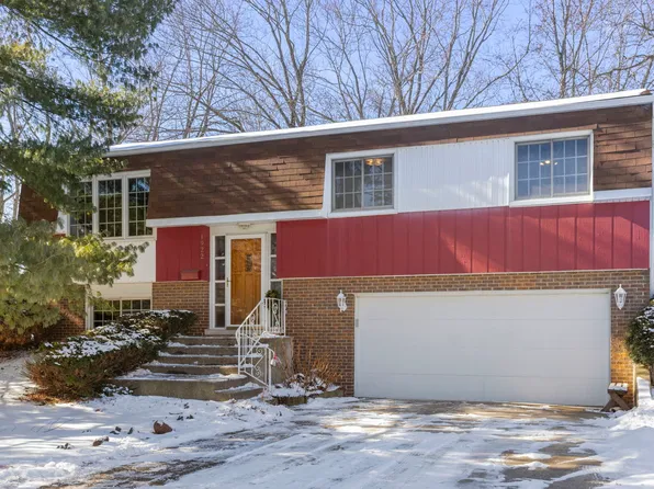 1922 Cambridge Ln, Wheaton, IL 60189