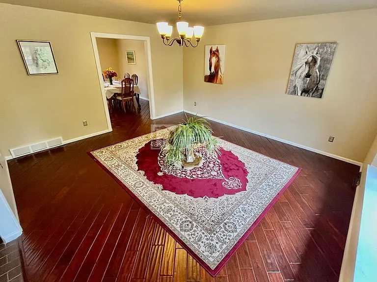 1101 Mansfield Dr — Photo 2