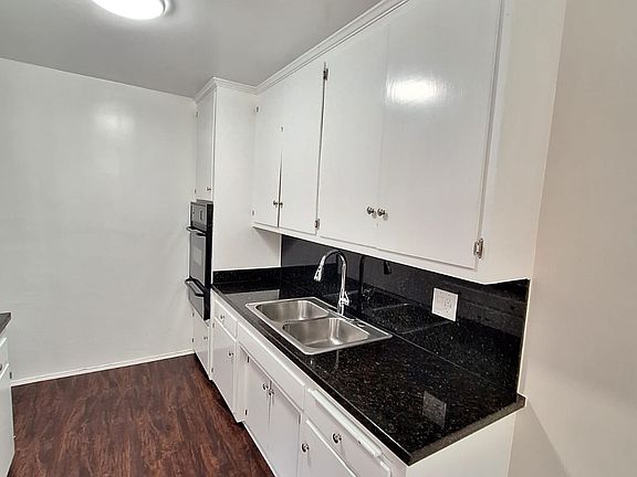 5th image of 13961 Oxnard St APT 6