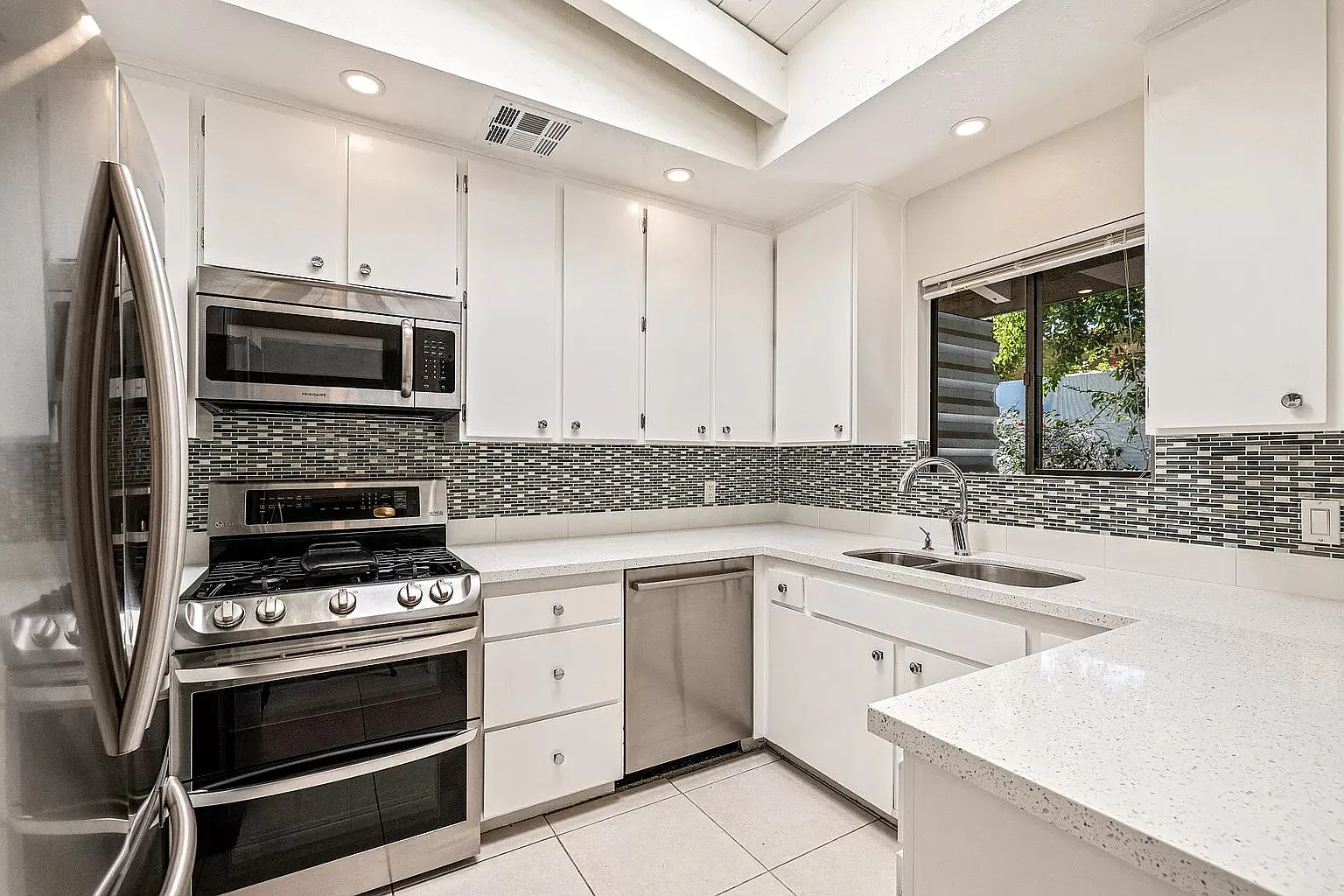 2 bed, 900 sqft, $3,200 — Photo 4