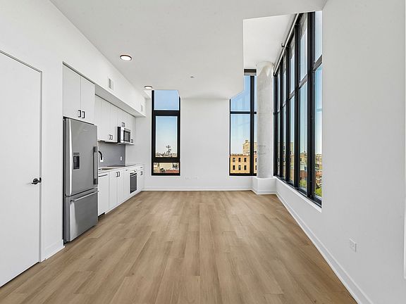 5th image of 1100-15 W Grand Ave #319