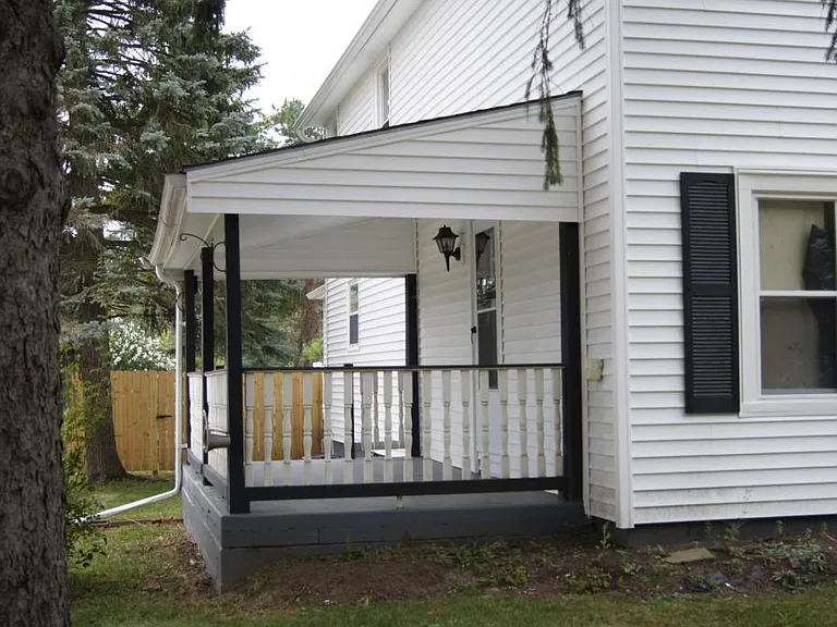 218 E Smith Rd — Photo 3