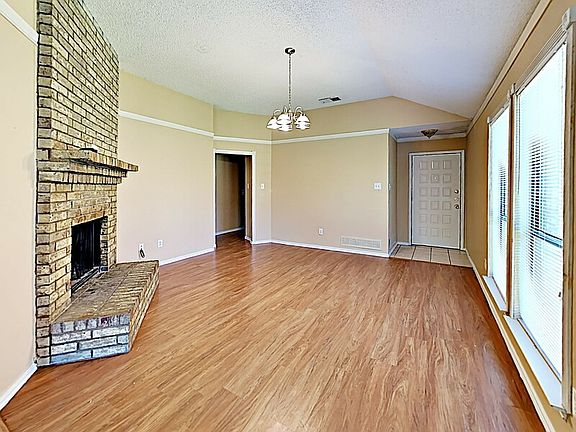 4th image of 305 Meadow Ct