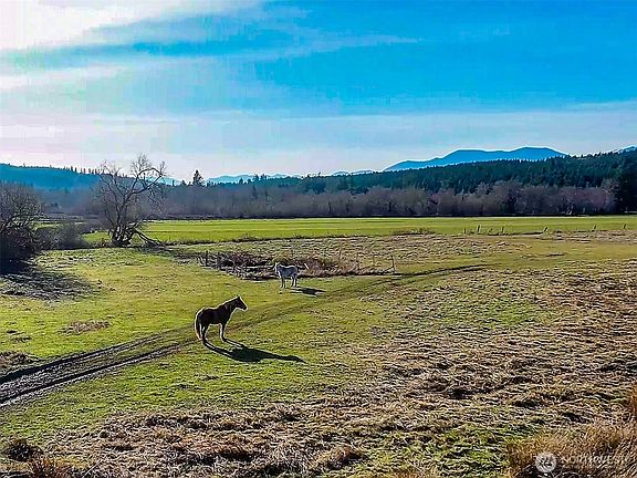 3rd image of 5662 Center Road