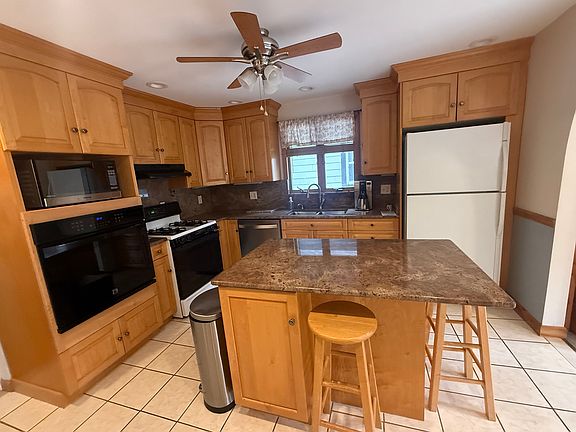 3rd image of 72 Moreland St Unit 2